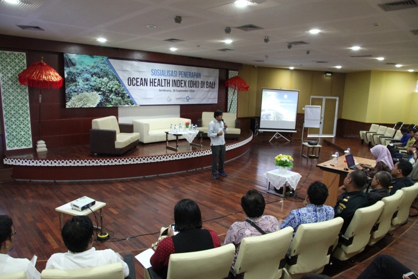 Dr. Widodo Pranowo, memberikan sambutan pembukaan pada acara Workshop Sosialisasi Penerapan Ocean Health Index (OHI) di Bali. Berlangsung di Balai Penelitian dan Observasi Laut (BPOL), Jembrana, 28 September 2016.